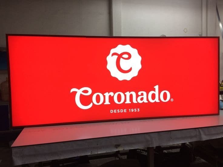 Caja de luz con lona translúcida retroiluminada recién fabricada en taller