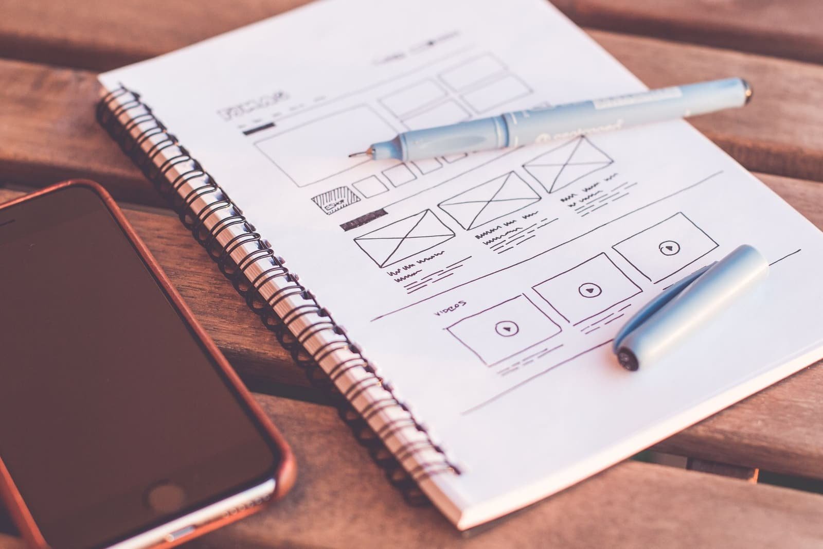 Cuaderno con wireframes de una página web dibujados a mano