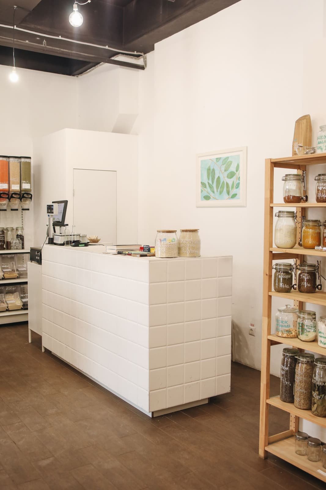 Interior de tienda con mostrador y exhibidores de producto en punto de venta