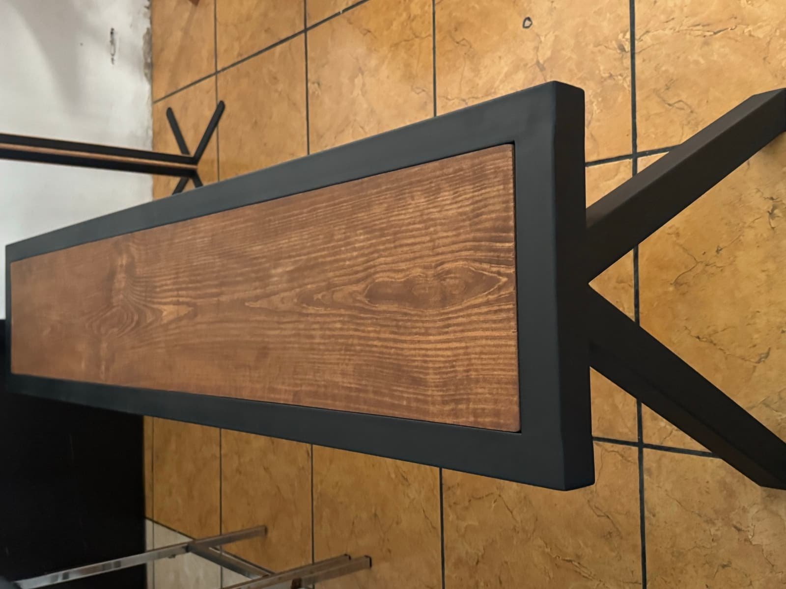 Banca de herrería y madera con placa grabada personalizada