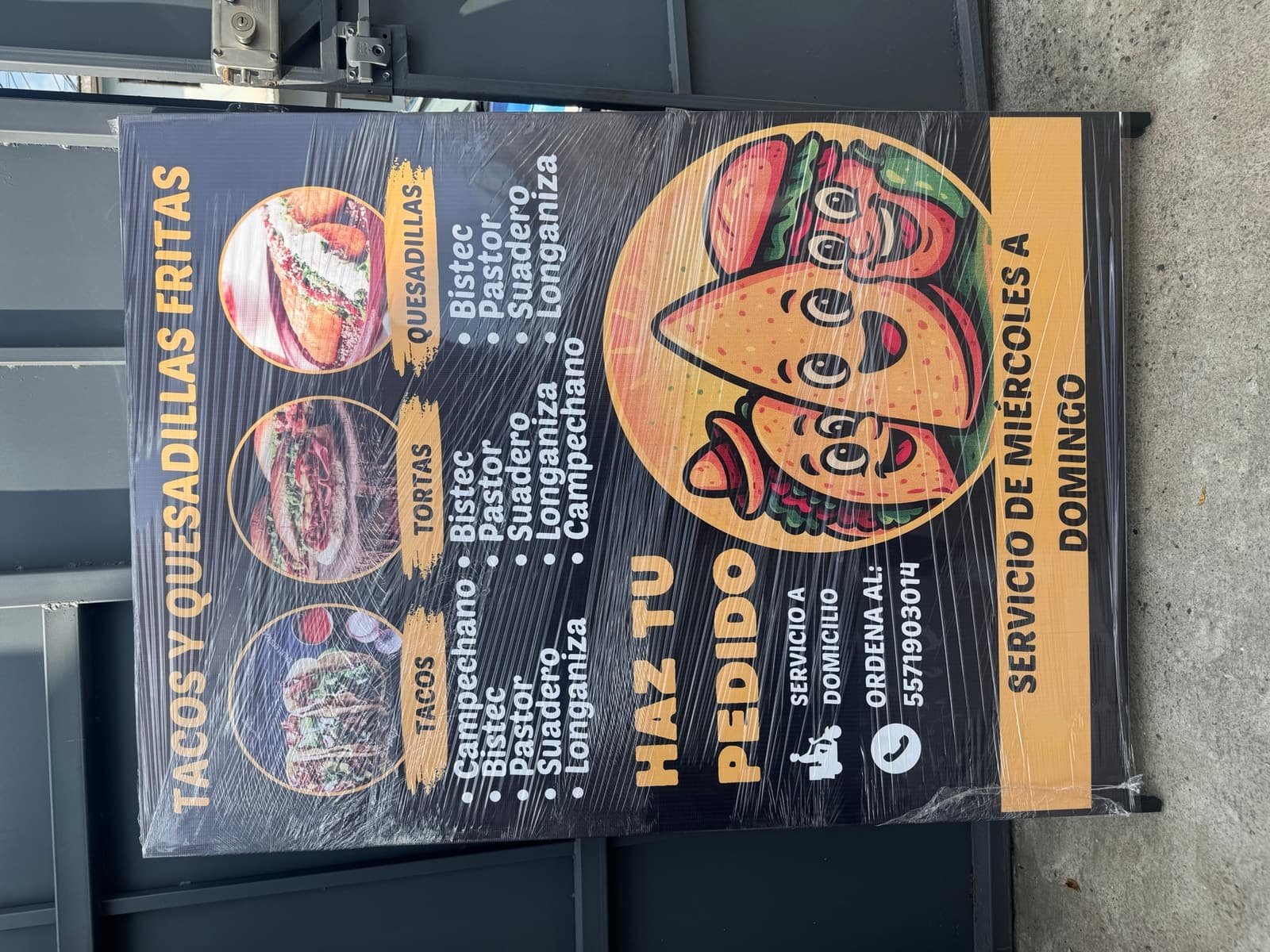 Caballete publicitario de dos caras con lona impresa, fabricado e instalado