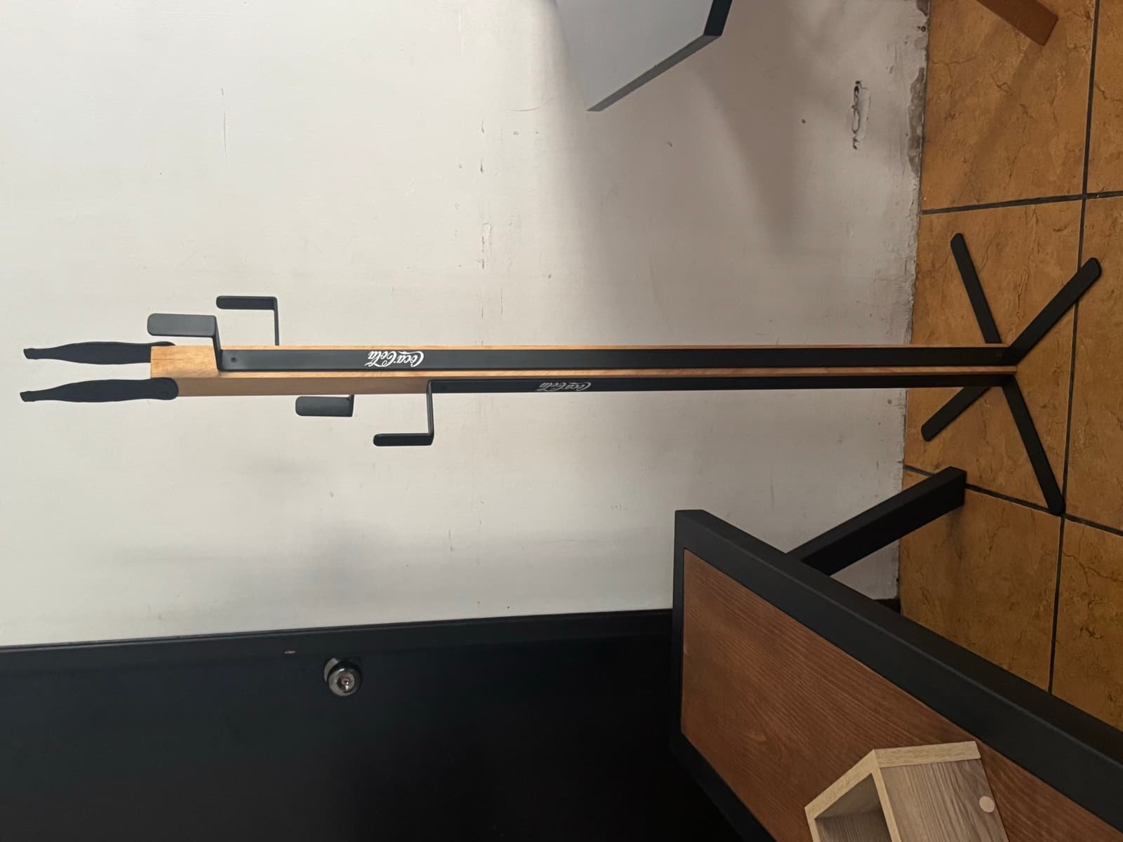 Perchero de herrería y madera con grabado personalizado
