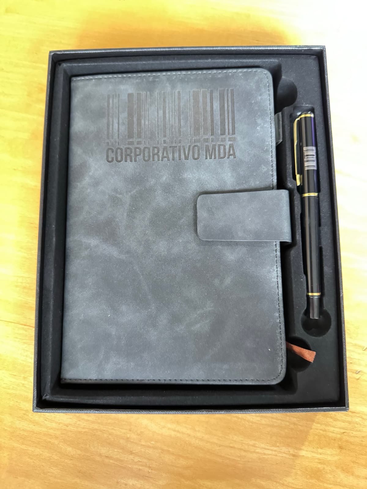 Set ejecutivo con libreta grabada con láser y pluma en estuche de regalo