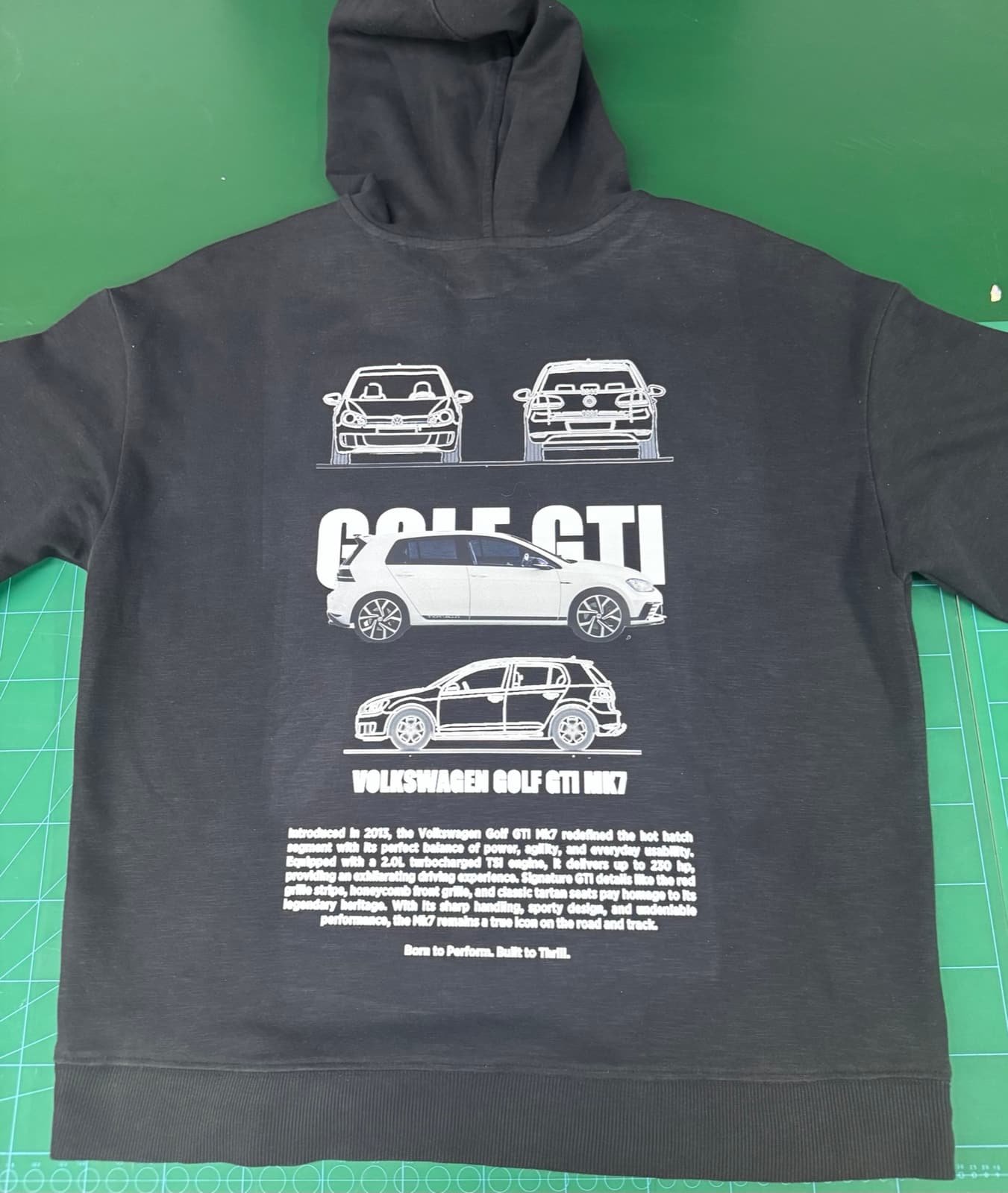 Sudadera con capucha personalizada con diseño Golf GTI impreso en la espalda