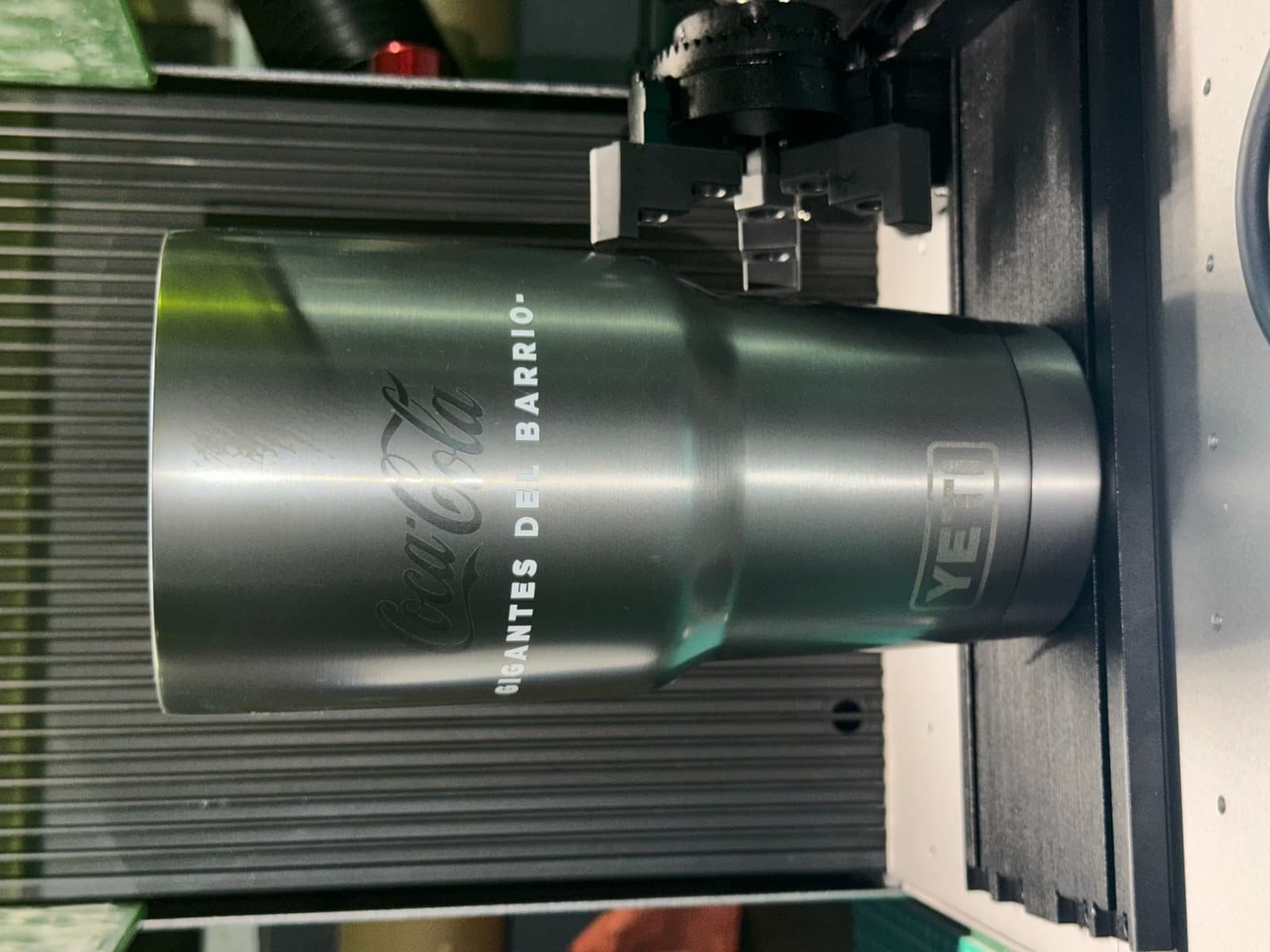 Termo de acero grabado con láser en el rotativo del taller