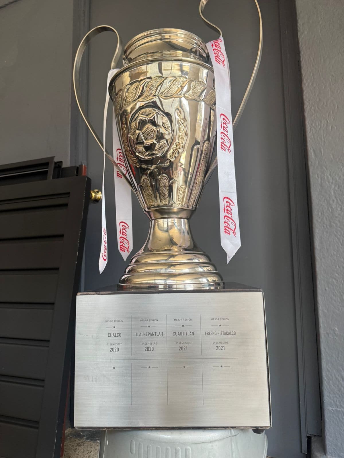 Trofeo de campeonato con placas de acero grabadas con láser por temporada
